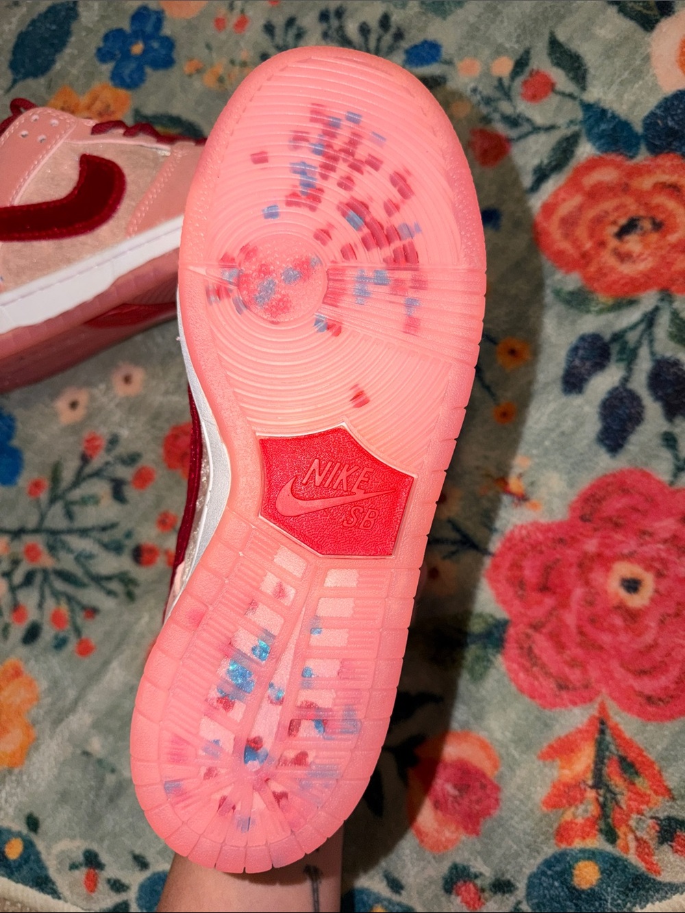 Nike Low-Top Sneakers in Pink with Red Velvet Swoosh - Picture 2 of 2